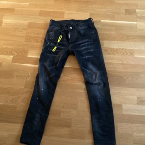 Säljer mina DSQUARED2  - Köpt för 1 månad sen använd kanske använde dom 4-3 gånger och insåg att de är inte som min stil och tänkte sälja dom annars är dom jätte sköna och jätte fina köpt för några tusen lappar och säljer dom för 800kr😊