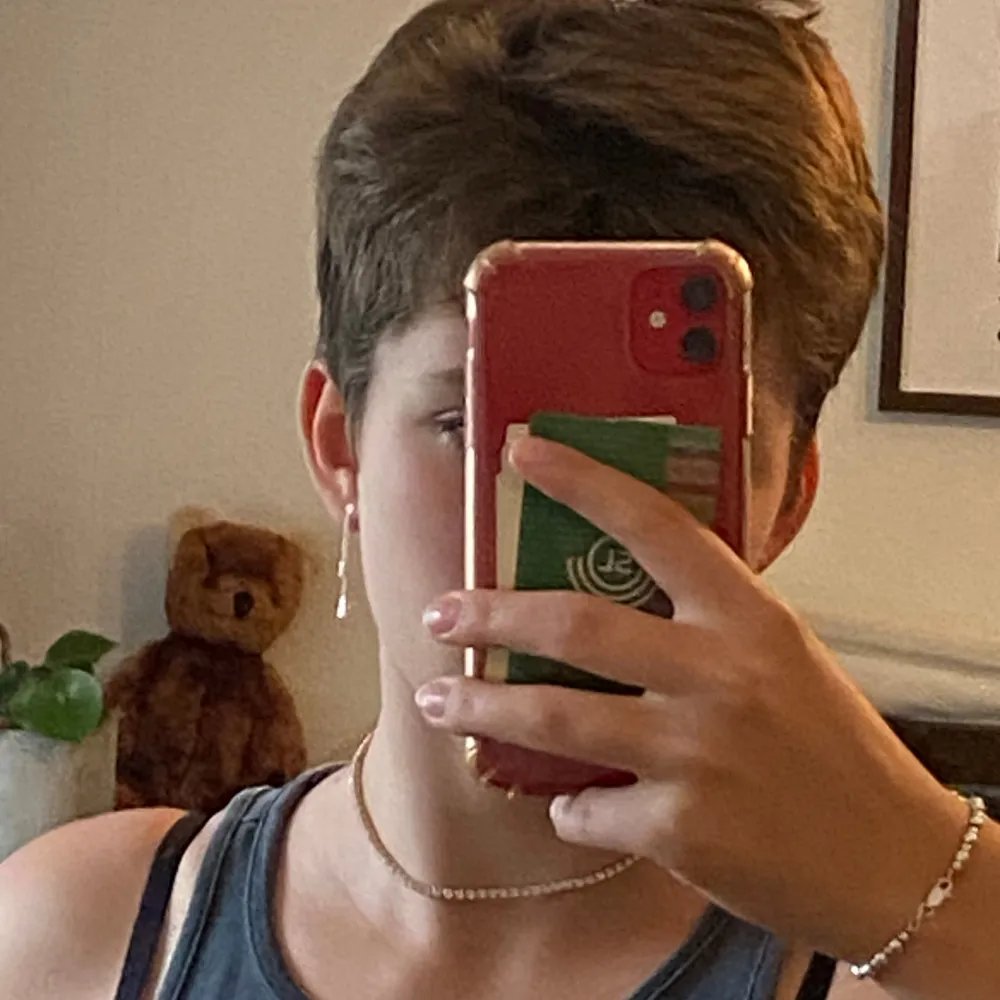 Gulligt guld (inte Ă€kta) halsband med glas stenar. Ăr i nyskick och nĂ€stan inte anvĂ€ndđžđžâš. Asusteet.