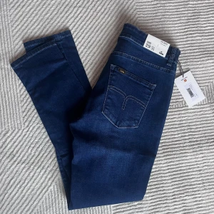 Lois jeans - Jeans från Lois stl 29/32. Passar en Medium skulle jag säga. Smal passform. Helt oanvända! Nypris 1800.