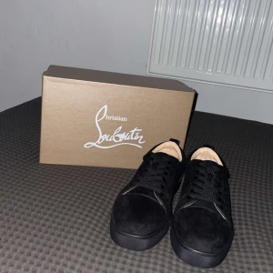 Louboutin skor utan spikar helt nya - Säljer mina Christian Louboutin för de är inte min stil.Modell Louis Junior.Knappt använda. Skick:9,8/10.Storlek 43 passar också storlek 42,5.Medföljer box och dustbag.Vänligen hör av er vid frågor eller funderingar och pris kan diskuteras mvh Philip