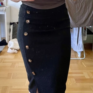 Ribbad midikjol - Liten slits ens sidan, storlek S