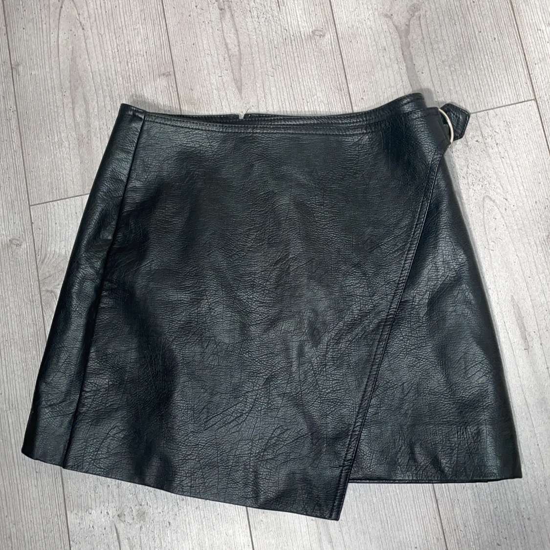 Minikjol skinnimitation med knäppe