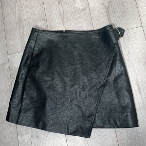 Minikjol skinnimitation med knäppe - Ny utan prislapp, superfin men lite för kort för min stil frpn hm storlek M