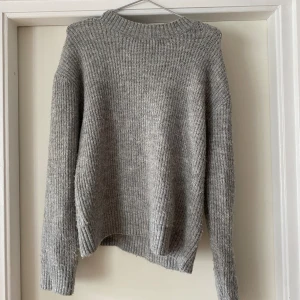 Stickad tröja  - Säljer min jättefina stickade tröja från H&M, den är i jättefint skick då jag har användt den max 2 gånger❤️den passar även S❤️
