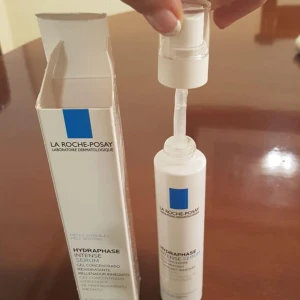 La Roche-Posay Hydraphase Intense Serum - Säljer ett La Roche-Posay Hydraphase Intense Serum, perfekt för känslig hud. Det är ett återfuktande serum som kommer i en smidig pumpflaska. Perfekt för att ge huden en intensiv fuktboost!