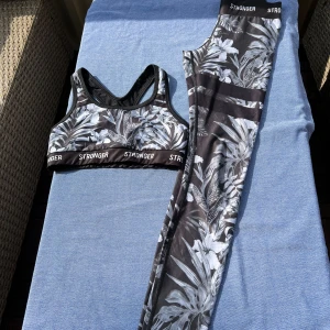  Tränings-Kit från Stronger -  Säljer mina träningsbyxor från Stronger då de har blivit för små de är så gott som nya har Inga noppor. Är i storlek xs. Nytt pris 800kr för byxorna och för Sporttoppen  500kr