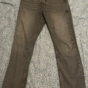 Grå jeans från Jack & Jones - Säljer ett par grå jeans från Jack & Jones. De har en klassisk straight fit och är i bra skick. Perfekta för både vardag och fest! 🖤