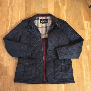 Barbour jacka - En riktigt snygg barbour tröja till ett riktigt bra pris, använd men inga skador. Vid fler frågor är det bara att skriva