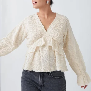 Volang blus  - Helt slutsåld blus från Ginatricot, använd en gång så inprincip ny. Nypris 399kr🫶🏻🫶🏻