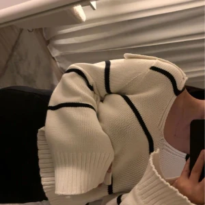 Stickad randig tröja med v-ring - Använd knappt