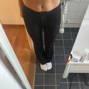 Lågmidjade kostymbyxor!  - Super fina lågmidjade utsvängda kostymbyxor! Säljer då de tyvärr är lite för små på mig! 🙌🙌