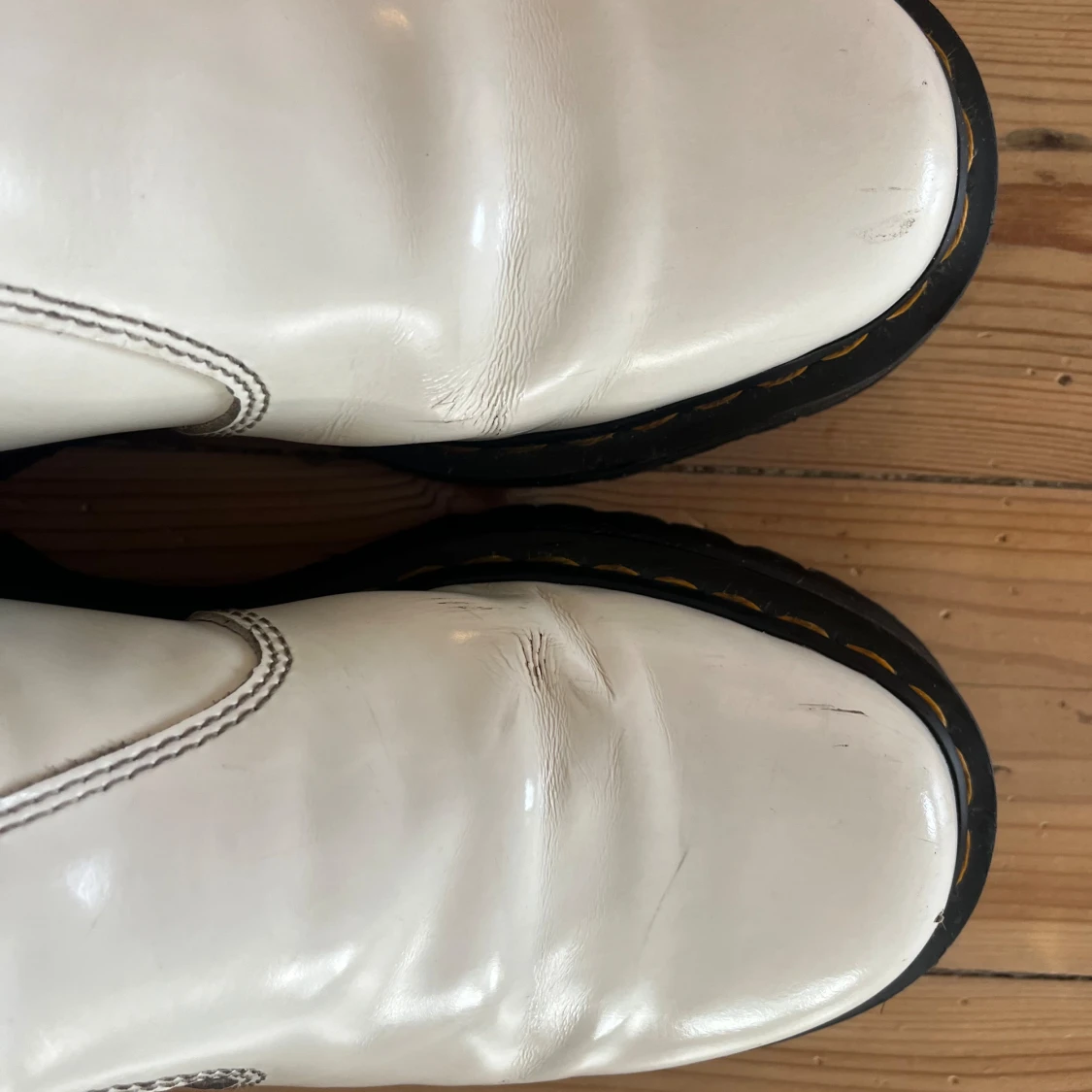 Vita Dr. Martens stövlar med hög sula  - 91