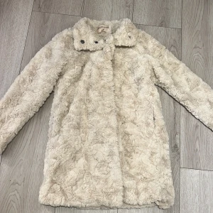Jacka - Päls jacka med fickor, fint skick