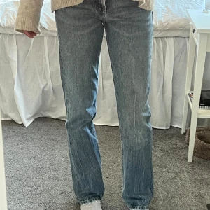Zara jeans - Snygga blåa straight jeans från Zara i mid waist, storlek 34. Passar mig som vanligtvis har storlek 36. Jag är ca 169 cm för referens. Mycket bra skick.