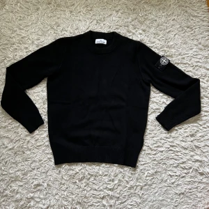 Stone Island- Ghost badge- Limited edition - Helt ny, aldrig tvättad eller använd, ull, väldigt varm, perfekt för hösten och vintern, extremt mjuk ull, men kan klia om man har på den utan tröja under (pga ullen), storlek S, men passar M helt perfekt, har den klassiska stone island baggy fitten.