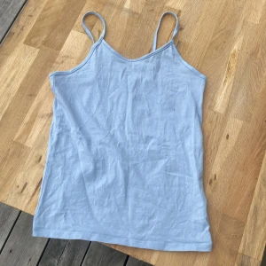 Ljusblått linne  - Använd några få gånger ingen skada eller fläck, ganska liten i storleken 