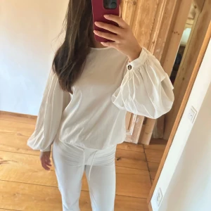 blus  - säljer denna så fina blus med puffärmar! 