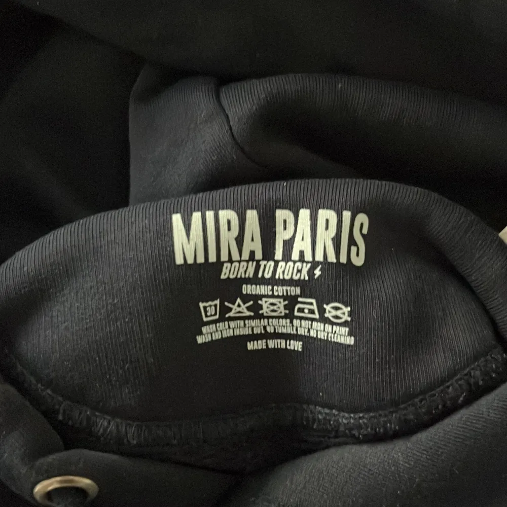 Säljer min knappt använda Mira Paris Hoodie med trycket Mi Amor på baksidan💕 Använt fåtal gånger och i nyskick! Nypris: 1799. Hoodies.