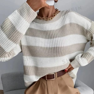 Randig stickad tröja från Shein - Säljer en supermysig randig stickad tröja från Shein. Den har breda ränder i beige och vit, perfekt för en avslappnad stil. Tröjan är långärmad och har en normal passform, vilket gör den perfekt för både höst och vinter. Den är gjord i ett mjukt och bekvämt material som håller dig varm hela dagen.