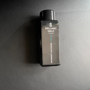 Blekande munskölj - Brilliant Smile munskölj  Löser upp ytliga missfärgningar och gör det enklare att skölja bort enligt produktbeskrivning.  Oöppnad