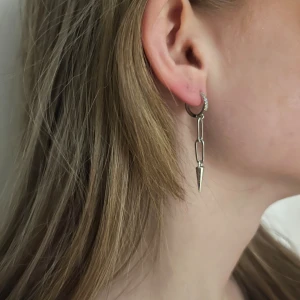 Odette earring - Säljer detta superfina nitörhänge som är handgjort och perfekt för alla som vill ha nya kvalitativa, prisvärda smycken inför skolstaren.💕