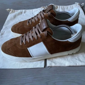 Valentino Flycrew - Säljer nu dessa populära och snygga Valentino Flycrew skor! Skick: 9,5/10, (alla nitar är kvar) Tillbehör: 2 dustbags. Storlek 43 men sitter lite stora i storleken.