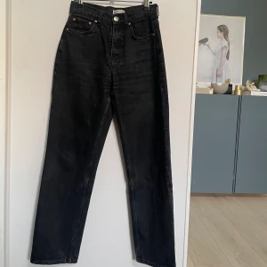Ginatricot Straight leg jeans  - Ett par Ginatricot Jeans i svart tvätt. Hög/ mellan hög midja.