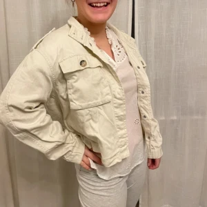 Vit Höstjacka  - Tunn jacka från vero Moda. Mycket bra skick, däremot har jacka en liten fläck nära kragen (sista bilden). Inget man tänker på men ändå bra att veta. 
