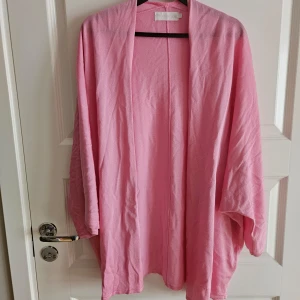 Fin öppen kimonoliknande cardigan storlek L - Fin rosa kimonoliknande cardigan i nyskick.
