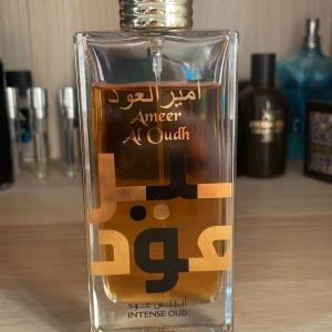Lattafa ameer al oud intense  - Den luktar precis som by the fireplace. det är runt 80-85 ml kvar. Den håller länge också. Män och kvinnor kan ha på den men lite mer masculine. Pris kan diskuteras👍🏼