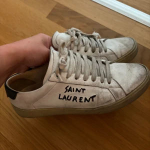 Saint Laurent sneakers - Säljer mina äkta saint Laurent sneakers, dem är anvönda men med nya skosnören och tvättning blir fem i bra skcik, nypris 7000kr. Skriv för mer bilder❤️