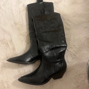 svarta cowboyboots - Säljer då de inte kommer till användning, har för många skor😅 Normala i storlek, väldigt sköna enligt mig! Klackhöjd 3-5 cm