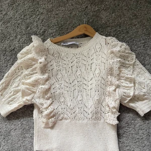Zara topp - Köpt på zara använd ett fåtal gånger, storlek s. Skriv om ni har några med frågor 