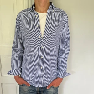Ralph lauren skjorta - Jättefin Ralph lauren skjorta i top skick. Modellen på bilden är 180. Skriv vid fler frågor eller funderingar!