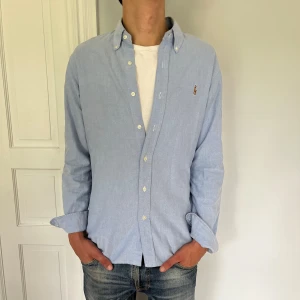 Ralph lauren skjorta  - Jättefin Ralph lauren skjorta i top skick. Modellen på bilden är 180cm. Skriv vid andra frågor eller funderingar!