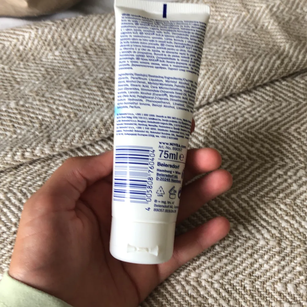 Säljer en NIVEA Soft Moisturizing Cream som är superfräsch och återfuktande. Perfekt för ansikte, kropp och händer. Den innehåller jojobaolja och E-vitamin för att ge en mjuk och len känsla. Tuben är på 75 ml, vilket gör den smidig att ta med sig överallt. Änvänd ungefär 5 gånger så den är så gott som ny. Perfekt för daglig användning!. Skönhet.