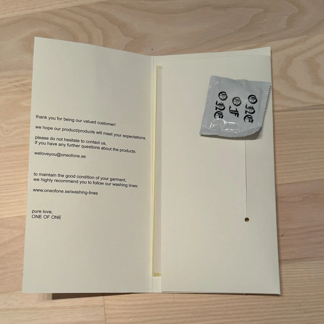 Grå hoodie med dragkedja från One of One - 92