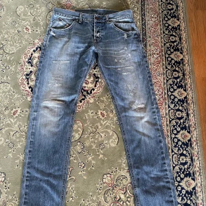 Dondup jeans - Ljusblåa dondup jeans. Finns 2 små defekter samt en lagning vid ena fickan. Skicka ett pm för mer info. Storlek 32. Köp för endast 399. Hör av dig vid frågor eller funderingar!🙌🏼