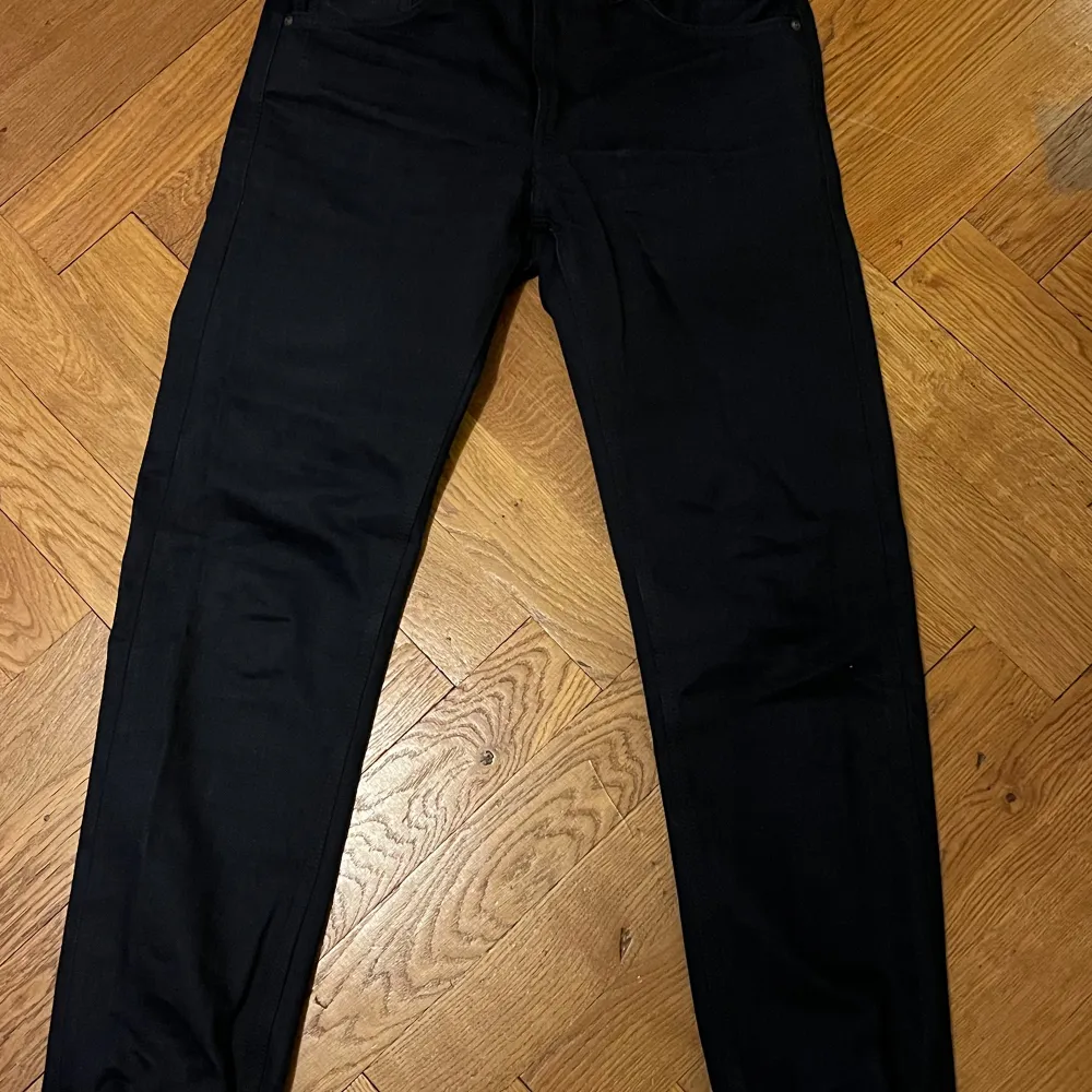 Selvage jeans från Nudie. Knappt använda då jag märkte ganska snabbt att jag inte gillade passformen. Nypris 2200 kr. W29, L32. Mer info finns på https://www.nudiejeans.com/product/gritty-jackson-dry-onyx-selvage. Jeans & Byxor.