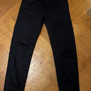 Selvage jeans från Nudie. Knappt använda då jag märkte ganska snabbt att jag inte gillade passformen. Nypris 2200 kr. W29, L32. Mer info finns på https://www.nudiejeans.com/product/gritty-jackson-dry-onyx-selvage