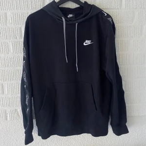 Nike hoodie - Hoodie från Nike Bra skick 😊 Huvan är i annat material än resten av hoodien - går att se på den ena bilden😊