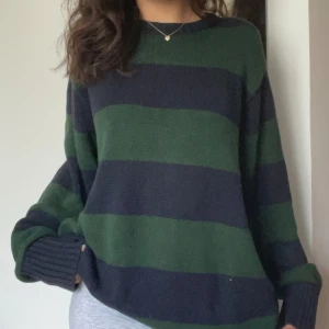 Randig stickad tröja från Brandy Melville - tröja från Brandy Melville med downtown vibes. Den är i bra skick och är använd ett par gånger. Den är lite luddig på bilderna men den ska tvättas om innan den säljs så det kommer försvinna❤️