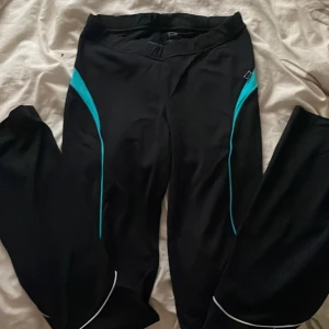 Svarta träningsbyxor  - säljer svarta träningsbyxor i storlek S, kallas även för yoga pants o flare byxor samtidigt.