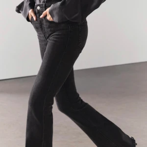 Zara jeans - Helt nya Zara jeans. Oanvända & prislapp sitter fortfarande på! 💛