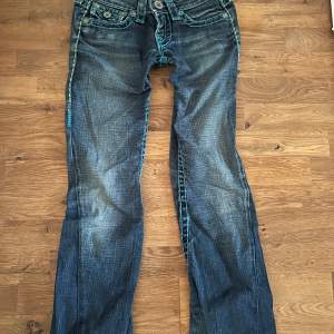 Säljer dessa snygg blåa True Religion byxor.😍 De är bootcut och lågmidjade. Midjemått: ca 78cm, innerben: 80cm.