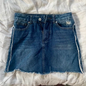 Jeans kjol - En jättesöt jeanskjol från miss two med slit detaljer på sidan 