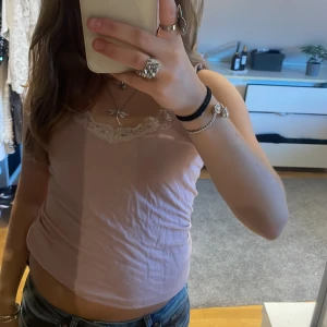 Spets linne - Ett rosa spettslinne som är väldigt bra skick💓är i storlek M men passar S/XS också jätte bra 💞säljer pga jag har ett annat💕jätte fin till allt!