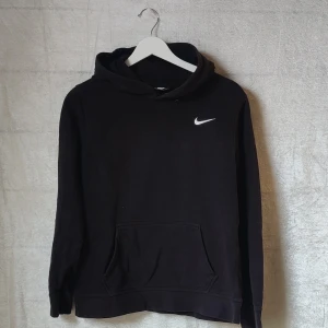 Nike hoodie  - Nike hoodie i använt skick. Inga större defekter.