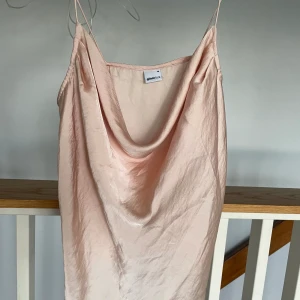 Silkes linne rosa - Silkigt linne från gina tricot, ljusrosa i storlek 36. Passar lika bra till fest som att ha som pyjamas. Endast provad 🩷💖