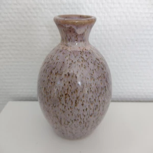 Liten vas - keramik - Liten vas i keramik. Rosa/brun glasyr. Ca 12 cm hög. I fint skick. 